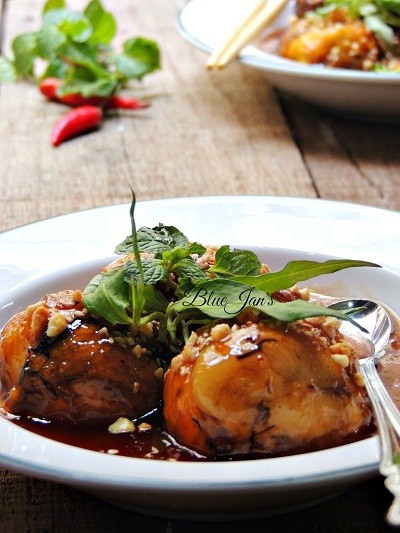 Hột vịt lộn xào me