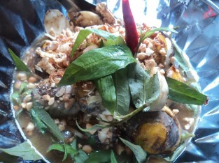 Hột vịt lộn xào me