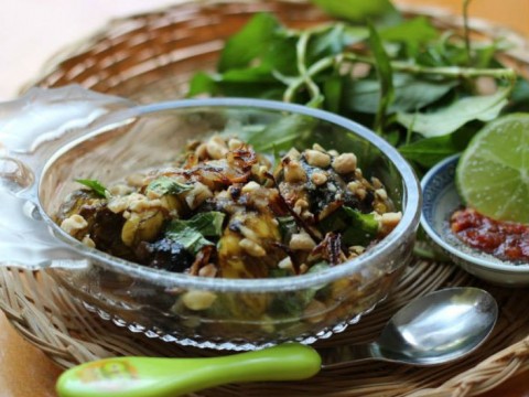 Hột vịt lộn xào me