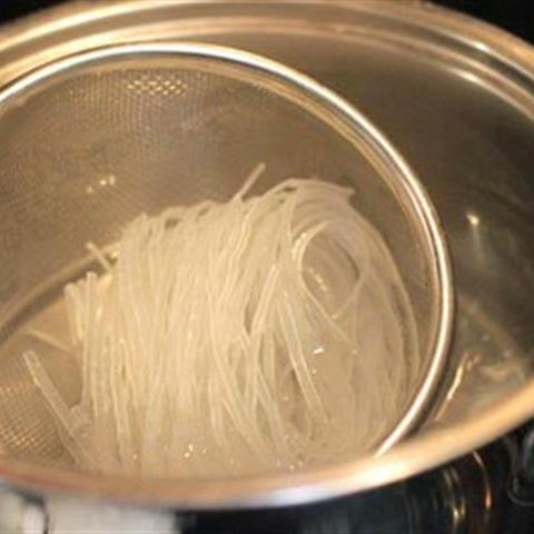 Cách làm hủ tiếu nấu chay