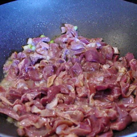 Cách làm hủ tiếu xào tim heo