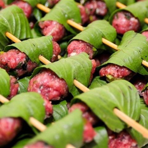 Cách làm húng quế cuộn thịt kiểu Thái