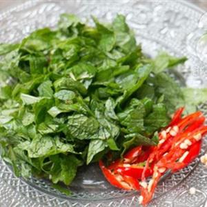 Cách làm húng quế cuộn thịt kiểu Thái