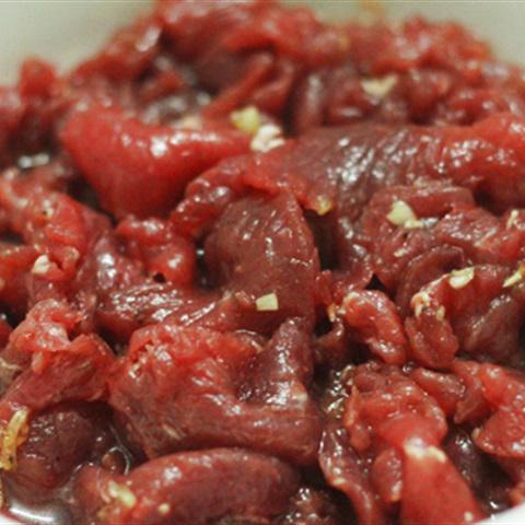 Cách làm húng quế cuộn thịt kiểu Thái