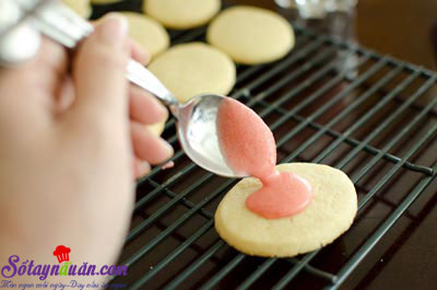 Hướng dẫn cách làm bánh quy phủ kem dâu tây