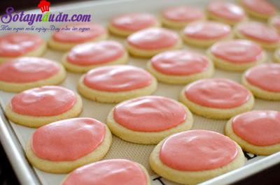 Hướng dẫn cách làm bánh quy phủ kem dâu tây