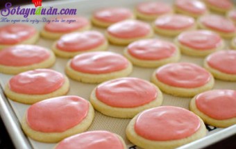 Hướng dẫn cách làm bánh quy phủ kem dâu tây