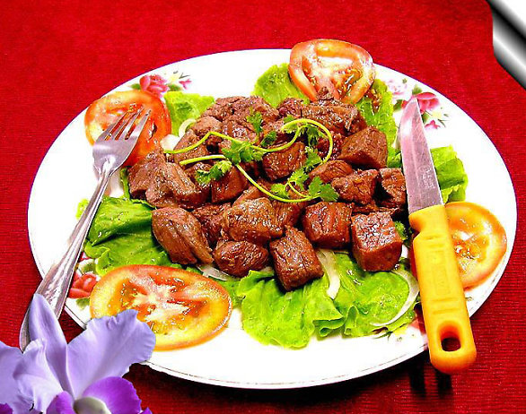 Hướng dẫn cách làm món bò lúc lắc đẹp mắt dai ngon