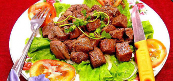 Hướng dẫn cách làm món bò lúc lắc đẹp mắt dai ngon