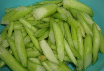 Hướng dẫn cách nấu canh ngao nấu dọc mùng thơm ngon, lạ miệng