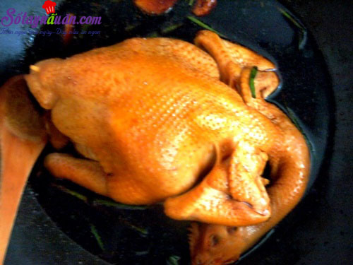 Hướng dẫn cho món gà om nguyên kiểu siêu hấp dẫn