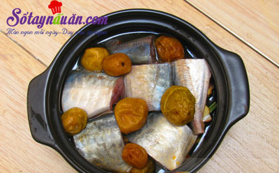 Hướng dẫn kho cá với mơ ngâm lạ mà tuyệt ngon