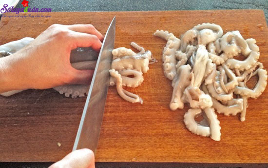 Hướng dẫn làm bạch tuộc xào cay kiểu Hàn ngon tuyệt