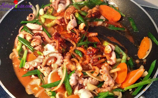 Hướng dẫn làm bạch tuộc xào cay kiểu Hàn ngon tuyệt