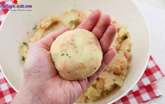 Hướng dẫn làm bánh cá hồi với khoai tây nghiền ngon miễn chê