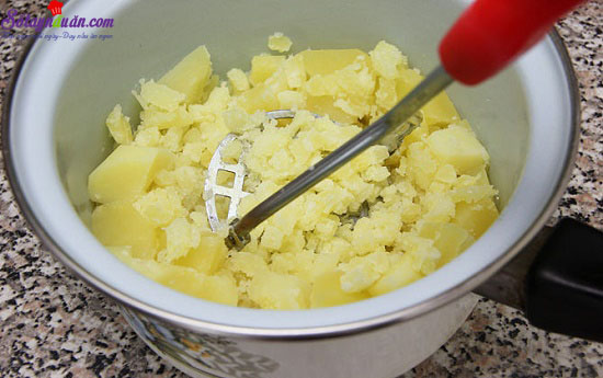 Hướng dẫn làm bánh cá hồi với khoai tây nghiền ngon miễn chê