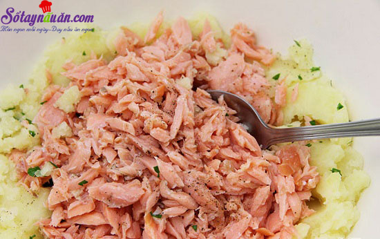 Hướng dẫn làm bánh cá hồi với khoai tây nghiền ngon miễn chê