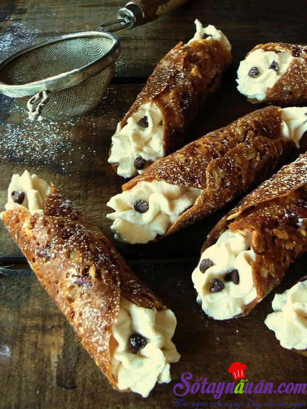 Hướng dẫn làm bánh cannoli truyền thống của Ý siêu ngon