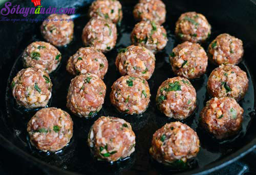 Hướng dẫn làm bánh mì kẹp thịt viên chiên cực ngon