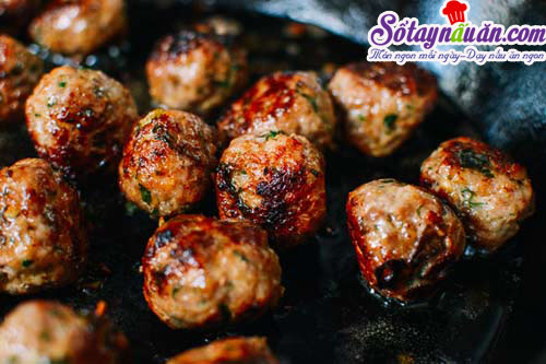 Hướng dẫn làm bánh mì kẹp thịt viên chiên cực ngon