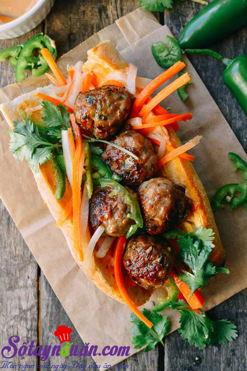 Hướng dẫn làm bánh mì kẹp thịt viên chiên cực ngon