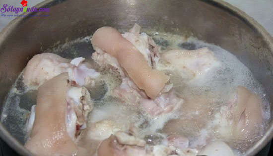 Hướng dẫn làm canh măng khô móng giò ngày tết