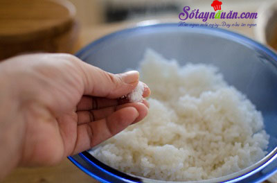 Hướng dẫn làm cơm nắm kim chi cá ngừ ngon tuyệt vời