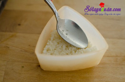 Hướng dẫn làm cơm nắm kim chi cá ngừ ngon tuyệt vời