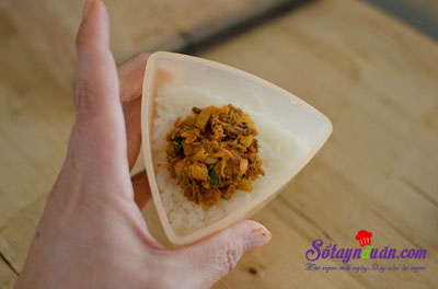 Hướng dẫn làm cơm nắm kim chi cá ngừ ngon tuyệt vời