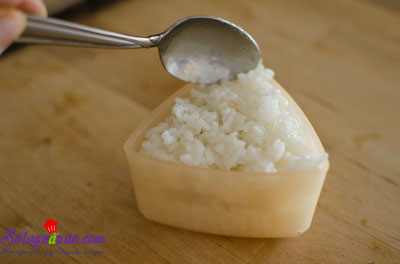 Hướng dẫn làm cơm nắm kim chi cá ngừ ngon tuyệt vời