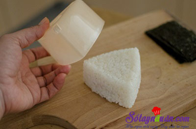 Hướng dẫn làm cơm nắm kim chi cá ngừ ngon tuyệt vời