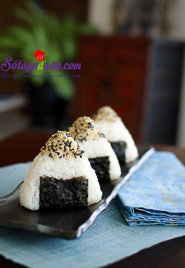 Hướng dẫn làm cơm nắm kim chi cá ngừ ngon tuyệt vời