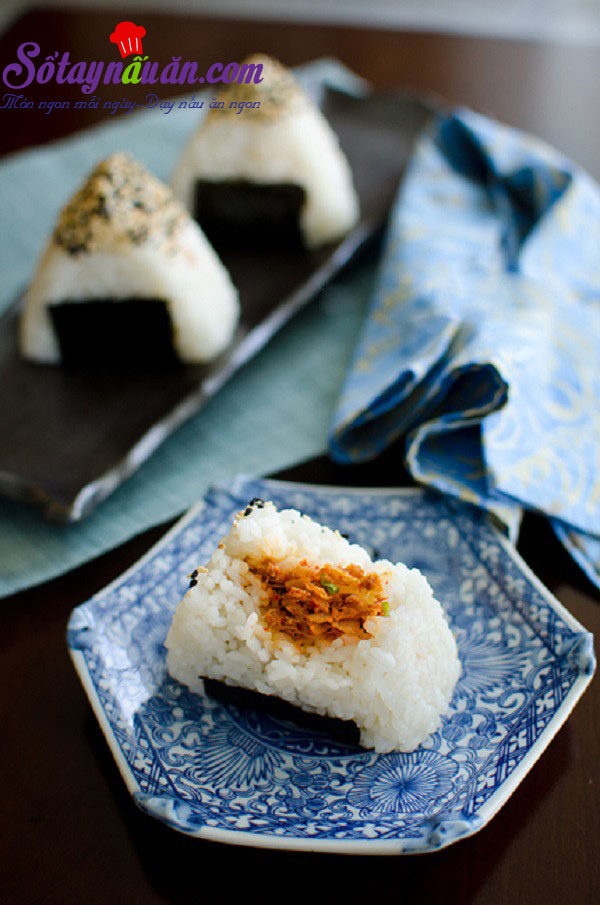 Hướng dẫn làm cơm nắm kim chi cá ngừ ngon tuyệt vời