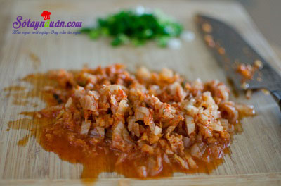 Hướng dẫn làm cơm nắm kim chi cá ngừ ngon tuyệt vời