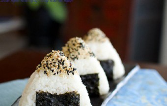 Hướng dẫn làm cơm nắm kim chi cá ngừ ngon tuyệt vời