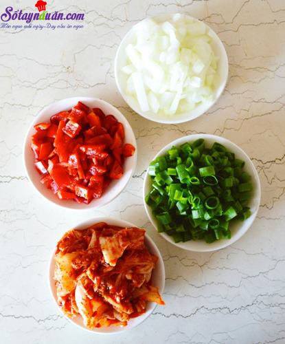 Hướng dẫn làm cơm rang thịt bò, kim chi ngon tuyệt hảo