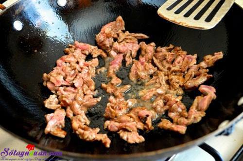 Hướng dẫn làm cơm rang thịt bò, kim chi ngon tuyệt hảo