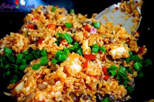 Hướng dẫn làm cơm rang thịt bò, kim chi ngon tuyệt hảo