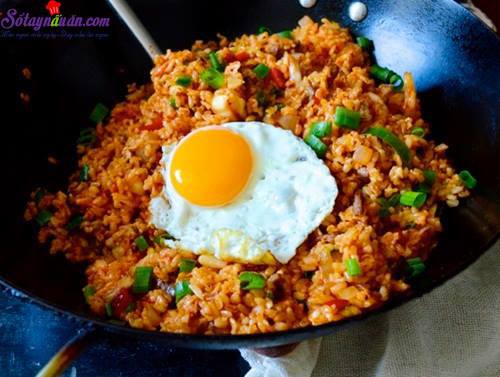 Hướng dẫn làm cơm rang thịt bò, kim chi ngon tuyệt hảo