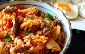 Hướng dẫn làm cơm rang thịt bò, kim chi ngon tuyệt hảo