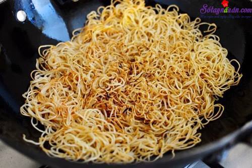 Hướng dẫn làm mì trứng xào ngon hấp dẫn