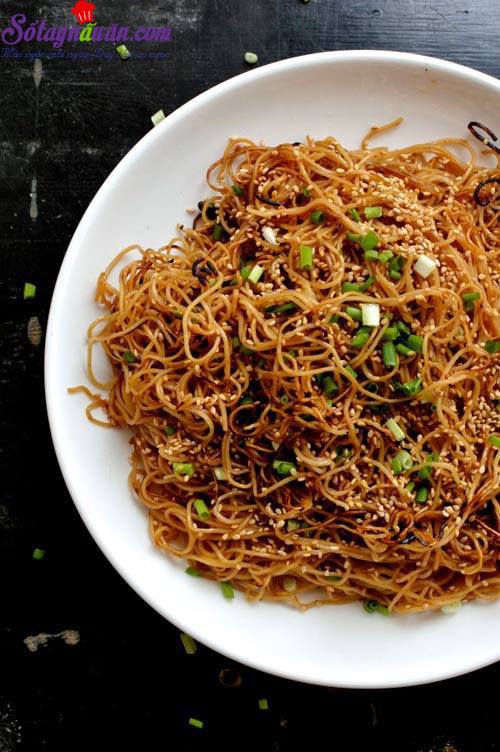 Hướng dẫn làm mì trứng xào ngon hấp dẫn