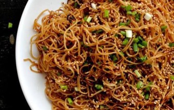 Hướng dẫn làm mì trứng xào ngon hấp dẫn