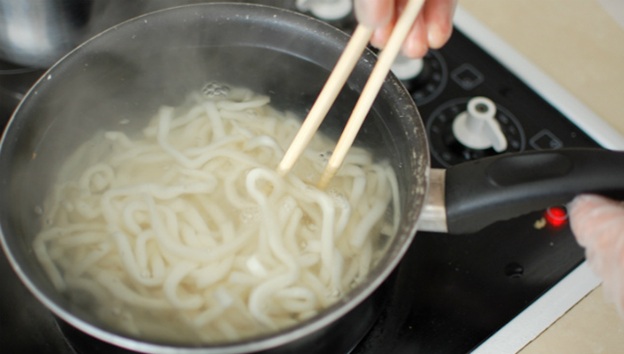 Hướng dẫn làm mì xào súp lơ thịt bò bổ máu