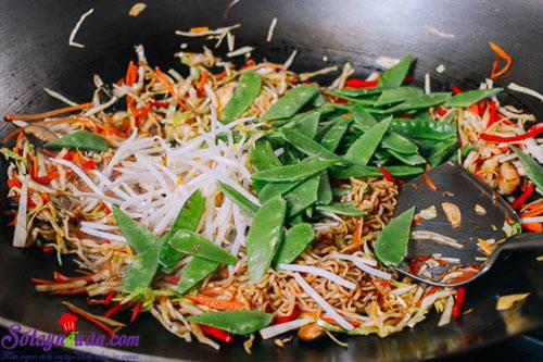 Hướng dẫn làm mì xào thập cẩm ngon hết nức