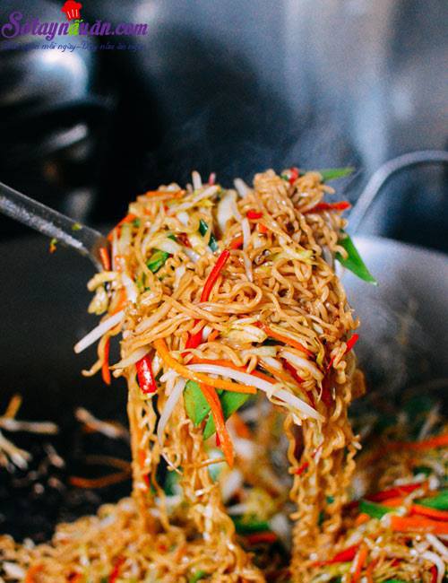 Hướng dẫn làm mì xào thập cẩm ngon hết nức