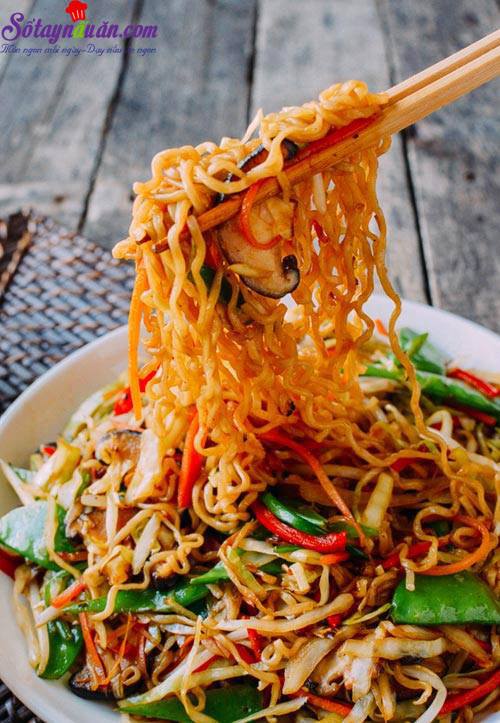 Hướng dẫn làm mì xào thập cẩm ngon hết nức