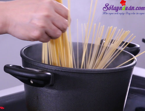 Hướng dẫn làm mì Ý xào thịt gà bổ dưỡng cho bữa sáng