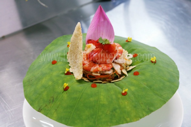 Hướng dẫn làm món gỏi củ sen hạnh nhân ngon độc đáo