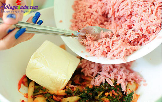 Hướng dẫn làm món hoành thánh kim chi ngon giòn rụm
